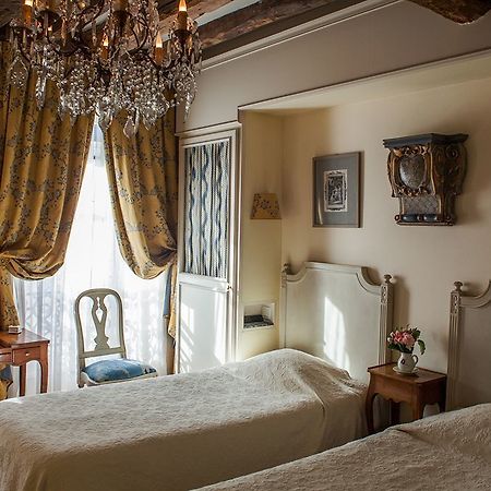 Hotel Caron De Beaumarchais Parigi Esterno foto